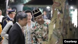 Sri Sultan HB X menerangkan koleksi wayang keraton ke Kaisar Naruhito. foto media pool Humas Jogja