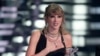 Taylor Swift menerima penghargaan video terbaik tahun ini untuk "Anti-Hero" pada MTV Video Music Awards, di Prudential Center di Newark, N.J., Selasa, 12 September 2023. (Charles Sykes/Invision/AP)