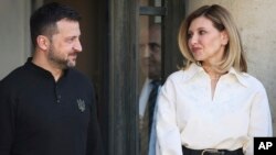 Президент України Володимир Зеленський та його дружина Олена Зеленська під час візиту до Єлисейського палацу в Парижі, Франція, 7 червня 2024 року. (Фото: AP Photo/Thomas Padilla)