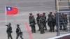 FILE - Seorang tentara mengibarkan bendera nasional Taiwan selama latihan militer tahunan Han Kuang di Taoyuan, Taiwan Utara, 26 Juli 2023. (Chiang Ying-ying/AP)