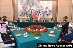 Dalam foto yang dirilis oleh Kantor Berita Xinhua ini, Wang Yi, diplomat paling senior China (tengah), memimpin pertemuan tertutup antara para pemimpin dari Iran dan Arab Saudi di Beijing, 11 Maret 2023.