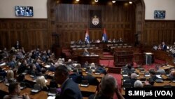 Parlamentarne grupe u Skupštini Srbije postigle su dogovor o izmeni Zakona o lokalnim izborima, tako da građani koji su promenili prebivalište u poslednjih 11 meseci neće moći da glasaju na novoj adresi (foto: Glas Amerike / S.Miljuš)