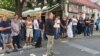 Protest ispred Skupštine opštine Loznica zbog najave da će na dnevni red biti stavljena izmena prostornog plana i omogući kopanje litijuma (foto: FoNet)