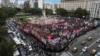 Pengunjuk rasa anti-pemerintah berkumpul di luar gedung Kongres saat anggota parlemen memperdebatkan rancangan undang-undang yang dipromosikan oleh Presiden Javier Milei di Buenos Aires, Argentina, Senin, 29 April 2024. (AP/Rodrigo Abd)