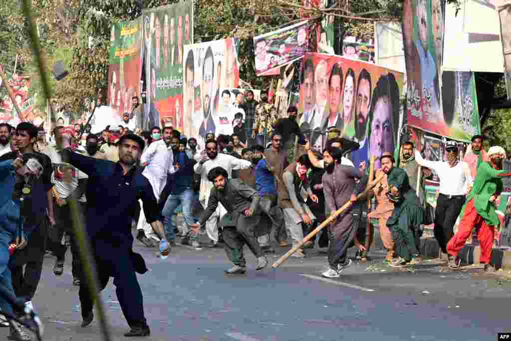 توشہ خانہ کیس میں عمران خان کو گرفتار کرنے کے لیے اسلام آباد پولیس کی کارروائی جاری ہے جس میں اسے لاہور پولیس کی معاونت بھی حاصل ہے۔ 