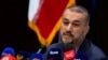Menteri Luar Negeri Iran Hossein Amir-Abdollahian berbicara dalam konferensi pers di kedutaan besar Iran di Beirut, Lebanon, pada 28 April 2023. (Foto: AP/Hassan Ammar)