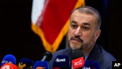 Menteri Luar Negeri Iran Hossein Amir-Abdollahian berbicara dalam konferensi pers di kedutaan besar Iran di Beirut, Lebanon, pada 28 April 2023. (Foto: AP/Hassan Ammar)