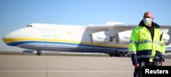 "Мрія" доправляла медичні вантажі для боротьби з COVID-19 у різні країни світу. На фото "Мрія" з вантажем медичних масок в аеропорту Лейпцига, Німеччина, 27 квітня 2020 р., REUTERS/Hannibal Hanschke