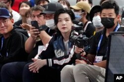 SUGA BTS menonton pertandingan basket pra-musim NBA tim Golden State Warriors melawan Washington Wizards di Jepang, September 2023 (AP)
