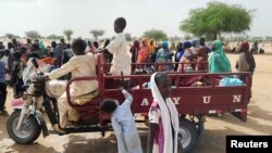 Warga Sudan, yang melarikan diri dari kekerasan di negara mereka, terlihat di dekat perbatasan antara Sudan dan Chad di Koufroun, Chad, Kamis 27 April 2023.