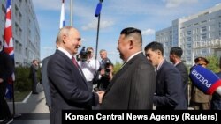 Pemimpin Korea Utara Kim Jong Un bertemu dengan Presiden Rusia Vladimir Putin di Oblast Amur Wilayah Timur Jauh, Rusia, 13 September 2023. (Foto: via Reuters)