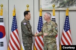 22일 한국을 방문한 스티븐 와이팅 미 우주사령부 사령관과 김명수 합동참모의장이 협력 방안에 관한 대화를 나누고 있다. 사진 = 한국 합동참모본부