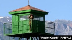 مرزبان تاجیک در یک پوستۀ مرزی میان افغانستان و تاجیکستان (عکس آرشیف)