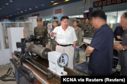 Pemimpin Korea Utara Kim Jong Un mengunjungi Kompleks Mesin Pukjung dan sebuah pabrik munisi besar di lokasi yang tidak diungkap di Korea Utara, Minggu, 3 September 2023. (Foto: KCNA via Reuters)