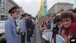 Мешканці української столиці зустрічають кортеж президента Джорджа Буша під час його візиту до Києва, 3 серпня 1991 року. AP Photo/Jefrem Lukatsky