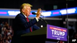 Ish-presidenti Donald Trump duke folur gjatë një aktiviteti elektoral në Universitetin Temple University në Filadelfia (22 qershor 2024)