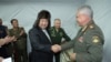 Pemimpin Korea Utara Kim Jong Un menjabat tangan Menteri Pertahanan Rusia Sergei Shoigu ketika berkunjung ke Vladivostok, Rusia, pada 16 September 2023. (Foto: KCNA via Reuters)
