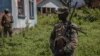 Anggota pasukan tentara pemberontak M23 berjaga di area pertemuan para pejabat wilayah Afrika Timur di kamp Rumangabo, Kongo, pada 6 Januari 2023. (Foto: AFP/Guerchom Ndebo)