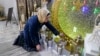 Suzanne Jaber dari The Eid Shop melihat beberapa dekorasi Ramadan yang dibuat perusahaaanya di Dearborn Heights, Michigan, 27 Maret 2023. Ramadhan dimulai hari Minggu atau Senin, bergantung pada penampakan bulan. (Foto: AP)