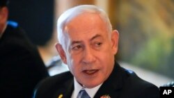 Perdana Menteri Israel Benjamin Netanyahu berbicara saat bertemu dengan calon presiden dari Partai Republik, mantan Presiden Donald Trump, di perkebunannya di Mar-a-Lago, Jumat, 26 Juli 2024, di Palm Beach, Florida. (Foto: AP)