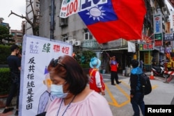Pendukung Kuomintang (KMT) berkumpul di luar markas besar saat partai tersebut mengumumkan calon presiden di Taipei, Taiwan, 17 Mei 2023. (Foto: REUTERS/Ann Wang)