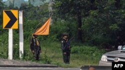 ကရင်နယ်ခြားစောင့်တပ်ဖွဲ့ (BGF) တပ်ဖွဲ့ဝင်တွေ ရန်ကုန်-မြဝတီဆက်သွယ်ထားတဲ့ ကော့ကရိတ်မြို့အနီး အာရှလမ်းမကြီးကို လုံံခြုံရေးယူနေစဥ်။ (စက်တင်ဘာ ၂၄၊ ၂၀၂၃)