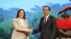 Wakil Presiden AS Kamala Harris (kiri) disambut Presiden Joko Widodo setibanya di KTT Perhimpunan Bangsa-Bangsa Asia Tenggara (ASEAN) ke-43 di Jakarta, 6 September 2023. (Foto: Bagus Indahono/Pool via REUTERS)