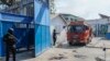 Ponpye rive pou etenn dife nan Penitansye Nasyonal la ki vid, pandan Polis Nasyonal Ayiti (PNH) fe patwouy anba lavil Potoprens, Ayiti, 14 Mas, 2024. 