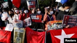 Para warga Myanmar yang tinggal di Jepang menggelar aksi protes memperingati dua tahun kudeta militer di Myanmar dalam aksi yang digelar di luar kedutaan besar Myanmar di Tokyo, pada 1 Februari 2023. (Foto: Reuters/Issei Kato)