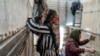 Industri Karpet bagi Perempuan Tak Berpendidikan di Afghanistan