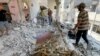Warga Palestina memeriksa lokasi serangan Israel terhadap sebuah rumah, di tengah konflik Israel-Hamas, di Kota Gaza, 12 Agustus 2024. (Ayman Al Hassi/REUTERS)