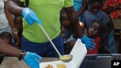 Sejumlah anak-anak ikut mengantre untuk mendapatkan makanan di tempat penampungan bagi warga Haiti yang kehilangan tempat tinggal akibat kekerasan geng di Port-au-Prince, Haiti, pada 14 Maret 2024. (Foto: AP/Odelyn Joseph)