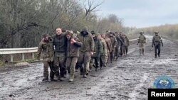 Ukrajinski ratni zarobljenici tokom razmene, na nepoznatoj lokaciji, Ukrajina, na fotografiji napravljenoj od video snimka, 16. aprila 2023.