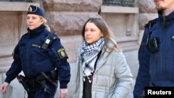 Petugas polisi menahan aktivis iklim Greta Thunberg selama aksi iklim di luar parlemen Swedia Riksdagen, di Stockholm, Swedia, 12 Maret 2024. (Kantor Berita TT/Samuel Steen/via REUTERS)