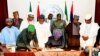 Lokacin da shugaba Tinubu yake sanya hannu kan dokar albashi mafi karanci a Abuja (Hoto: X/Dada Olusegun)