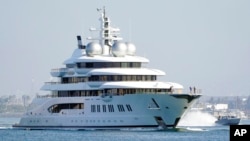 Superjahta Amadea u zaljevu kod San Dijega, 27. juna 2022. godine. (Foto: AP/Gregory Bull)