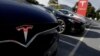 Mobil Tesla model X dan Model S dipajang di dealer mobil listrik Tesla di Sydney, Australia (foto: dok). 