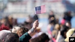 FILE - Orang-orang mengucapkan sumpah sebagai warganegara dalam upacara naturalisasi di San Diego, Rabu, 15 Februari 2023. (AP/Gregory Bull)