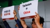 资料照：支持台湾独立的人士在台北桃园国际机场举牌抗议台湾前总统马英九前往中国大陆的旅行。(2023年4月7日)