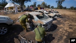 Tentara Israel memeriksa lokasi festival musik di dekat perbatasan dengan Jalur Gaza di Israel selatan, pada 13 Oktober 2023, di mana setidaknya 260 pengunjung festival tewas dalam serangan oleh kelompok bersenjata Hamas pada 7 Oktober. (Foto: AP/ Ariel Schalit)