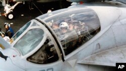 Na fotografiji koju je obezbedila Beti Simen, vidi se pilot borbenog mornaričkog aviona A-6 Intrude, mornarički kapetan Džim Simen, koji je preminuo od raka u 61. godini života.
