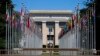 FILE - Bendera yang mewakili negara-negara anggota dikibarkan di depan gedung Perserikatan Bangsa-Bangsa di Jenewa, Swiss, 14 Juni 2021.