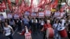 Warga turun ke jalan di Buenos Aires pada 20 Desember 2023, di mana mereka menentang kebijakan yang diambil pemerintahan presiden baru Javier Milei dalam bidang ekonomi. (Foto: AP/Rodrigo Abd)