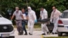 Policija odnosi telo poginule osobe sa mesta eksplozije na Cetinju, 20. jun 2024. (AP Photo/Risto Bozovic)