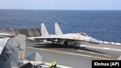 Jet tempur J-15 milik China bersiap untuk meluncur dari kapal induk Shandong dalam latihan militer di sekitar wilayah Taiwan pada 9 April 2023. (Foto: Xinhua via AP/An Ni)