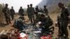 Tentara pemberontak Tentara Aliansi Demokratik Nasional Myanmar (MNDAA) memeriksa senjata dan amunisi di pangkalan militer di wilayah Kokang 10 Maret 2015. Mereka disebut telah mengeksekusi tiga personelnya pada Januari. (Foto: Reuters)