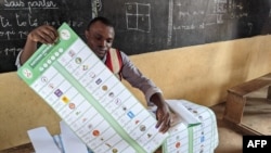 Un agent électoral prépare un bulletin de vote, Lomé, le 29 avril 2024.