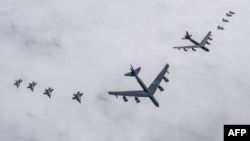 미 공군 전략폭격기 B-52H 2대(가운뎨)와 F-16 전투기 4대(오른쪽), 한국 공군 F-35 전투기 4대(왼쪽)가 14일 한반도 상공에서 연합훈련을 했다. 한국 국방부 제공 사진.