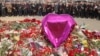 Sejumlah duta besar negara asing berkunjung ke Balai Kota Crocus di pinggiran Kota Moskow, untuk mengenang korban serangan teror di tempat tersebut pada 30 Maret 2024. (Foto: Sergei Ilnitsky/Pool via AP)