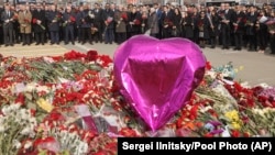 Sejumlah duta besar negara asing berkunjung ke Balai Kota Crocus di pinggiran Kota Moskow, untuk mengenang korban serangan teror di tempat tersebut pada 30 Maret 2024. (Foto: Sergei Ilnitsky/Pool via AP)